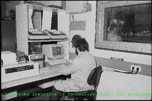 Computergesteuerte Überwachung in der Schaltwarte der Hauptabteilung Dekontaminationsbetriebe (HDB)