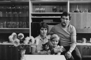 Familie G. (Küchenhilfe, Kraftfahrer) im Wohnzimmer