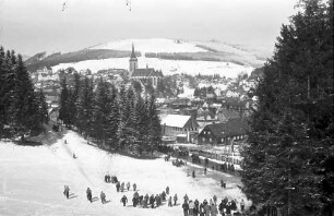 Neustadt: Deutsche Nordische Skimeisterschaften; Weg zur Sprungschanze, im Hintergrund