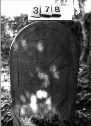 Grabstein 378 (Index: 99792096) Material: Sandstein Zustand: abgeblättert mit fast vollständigem Textverlust Maße HxBxT: 100x57x10 cm Beschreibung: Stele, Rundbogenabschluß: Grabstein 378