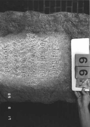Grabstein 66 (Index: 100108899) Material: Granit Zustand: gut Maße HxBxT: 152x57x21 cm Beschreibung: Stele (Findling) Besonderheit: Doppelgrab für Eheleute: Grabstein 66A