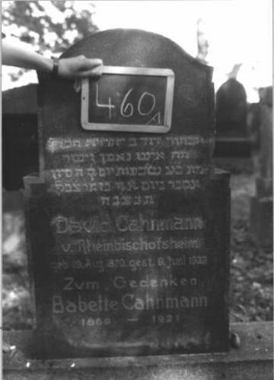 Grabstein 460 (Index: 100111694) Material: Granit Zustand: gut Maße HxBxT: 134x114x25 cm Beschreibung: Stele, breiter Sockel, doppelt eingezogener und erhöhter Konvexbogenabschluß Symbolik: segnende Hände Besonderheit: Doppelgrab: Grabstein 460A