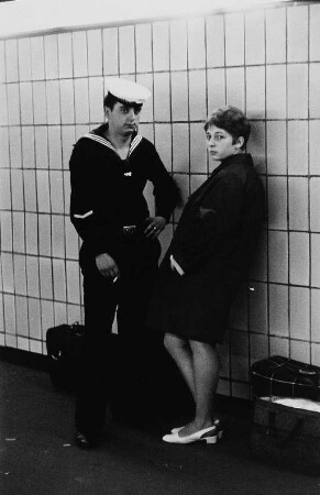 Matrose der Volksmarine in Ausgangsuniform mit Lebensgefährtin/Ehefrau (?) in einem U-Bahnhof