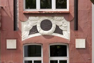 Brüstungsrelief mit Kranz und Ranken