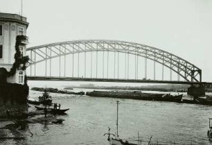Schönebeck, Elbbrücke : Schönebeck. Elbbrücke (Stabbogenbrücke), kurz vor der Fertigstellung um 1919. Blick von Südosten über die Elbe mit Schleppzug