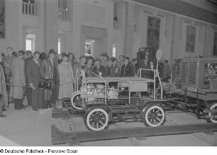 Besucher an einem Ausstellungsobjekt (Schienenfahrzeug) in der sowjetischen Ausstellungshalle (Sowjetischer Pavillon)