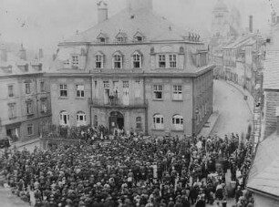 Ernst Schneller spricht auf einer Demonstration auf dem Markt in Schwarzenberg : Ernst Schneller spricht auf einer Demonstration auf dem Markt in Schwarzenberg