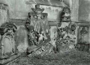 Vier Grabmale auf dem Friedhof in Stolpen