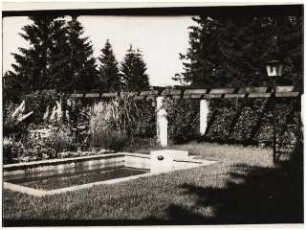 Garten [noch nicht indentifiziert]: Wasserbecken, Pergola, Laterne