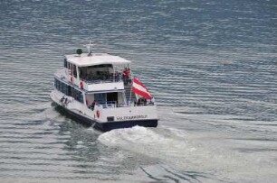 Sankt Wolfgang - Ausflugsschiff : Ein kleines Ausflugsschiff fährt über den Wolfgangsee. Aufgenommen 2008 in Sankt Wolfgnag