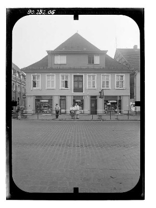 Bützow, Wilhelm-Pieck-Straße (Lange Straße). Wohnhaus mit Läden. Straßenfront