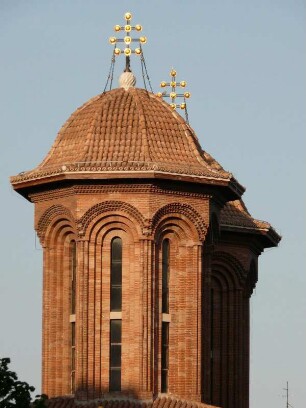 Glockentürme einer rumänisch-orthodoxen Kirche neben dem ehemaligen Königspalast, Bukarest