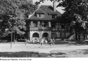 Jungengruppe auf einem Sportplatz vor einer Jugendherberge