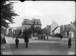 Blick auf das Haus der Buchhandlung Morgner in der Triftstraße 20 (alte Nr.) (Bildmitte), rechte Seite: Triftstraße 17, Triftstraße 18, Triftstraße 19 von der Großen Brunnenstraße, an der Lutherlinde gesehen.