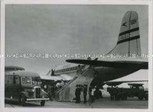 Passagiere verlassen eine Boeing B-377 "Stratocruiser" der British Overseas Airways Corporation in London