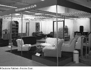 Sitzgruppe Parat 83 : Ausstellungskojen mit Wohnzimmermöbeln des VEB Möbelkombinat Berlin. Ansicht mit Sitzgruppe "Parat 83