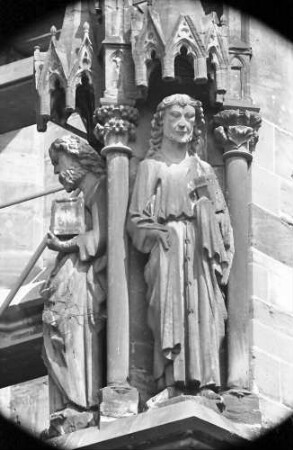 Freiburg: Figuren an den Strebepfeilern des Langhauses, Südseite
