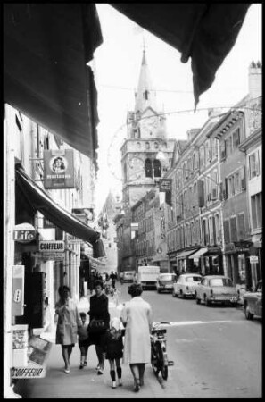 Yverdon: Gasse mit Kirchturm