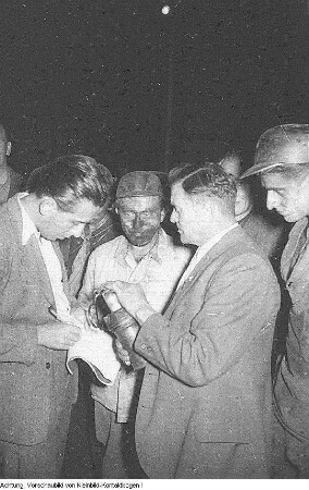 Freital. VEB Steinkohlenwerk "Willi Agatz" Freital. Ernst Lohagen, erster Sekretär der SED-Landesleitung Sachsen bei den Bergleuten nach einer Sonderschicht, Juli 1951 & Freital. VEB Steinkohlenwerk "Willi Agatz" Freital, 21. Juli 1951 & Freital. VEB Steinkohlenwerk "Willi Agatz" Freital. Die Bergarbeiter H. Gläser und H. Schröder werden vom 1. Sekretär der SED-Landesleitung Sachsen, Ernst Lohagen, für eine Sonderschicht ausgezeichnet, Juli 1951