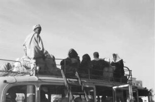 Reisefotos Marokko. Einheimische Reisende auf dem Dach eines Busses