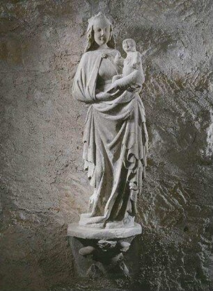 Stehende Maria mit Kind auf figürlicher Konsole
