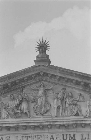 Detailansicht des Giebels der Leipziger Universität