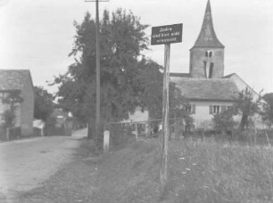 Schwabach: Dorf mit Tafel, "Juden [sind hier nicht erwünscht"]