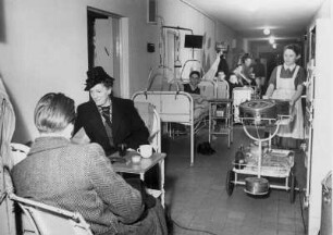 Krankenhaus Hamburg-Eppendorf. Das wird es bald nicht mehr geben. Im Eppendorfer Krankenhaus sind noch immer Patienten in Kellerräumen untergebracht. Eine Folge der erheblichen Kriegszerstörungen, an deren Beseitigung tatkräftig gearbeitet wird.
