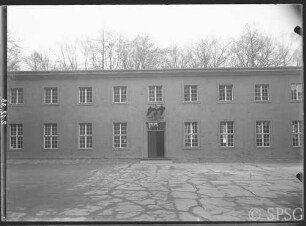 Potsdam, Neues Palais, Communs, Südcommun- Ehemaliger Marstall der Kaiserin, Blick auf die Hofseite des Gebäudes nach dem Umbau zur Reichsschule des deutschen Arbeitsdienstes