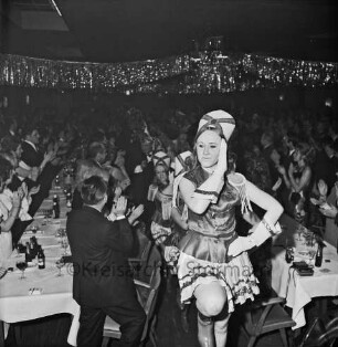 Karneval: Hotel Oldesloer Hof, Saal: Prunksitzung: Veranstalter Oldesloer Männerchor von 1844, Oldesloer Singakademie von 1946: Einzug von Mädchengarde und Elferrat: Zuschauer geben Applaus, 20. Februar 1971
