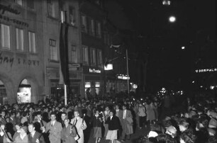 Freiburg: Fackelzug hinter Publikum