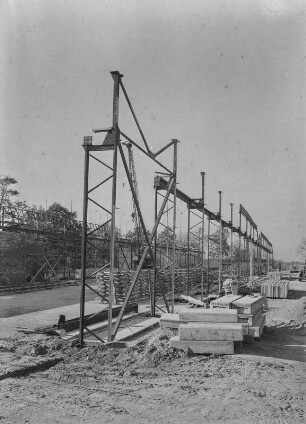 Gerüst auf der Baustelle der VEB "Fortschritt"