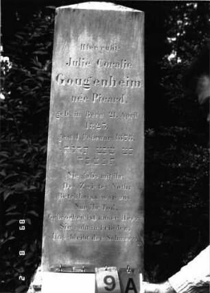 Grabstein 9 (Index: 100101720) Material: Marmor ? Zustand: gut Maße HxBxT: 175x35x12 cm Beschreibung: Obelisk, getreppter Sockel: Grabstein 9A