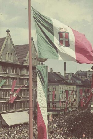 München, Bahnhofplatz. Aufmarsch deutscher und italienischer Faschisten. Straßenbild mit deutscher und italienischer Fahne