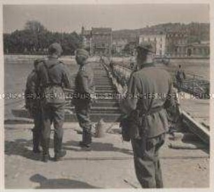 Wehrmachtssoldaten, Posten an der Pionierbrücke bei Dinant