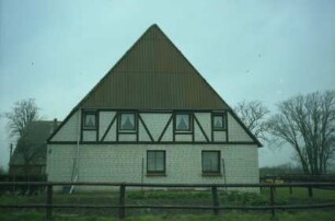 Fürstenkaten: Bauernhaus mit Blechdach: Giebelseite Wohntrakt