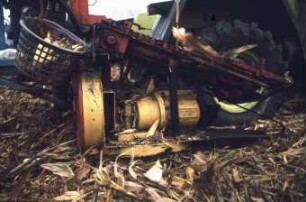 Fotografie: Erntetechnik, Silomais, Maishäcksler angebaut, Scheibenradfeldhäcksler, Feldtest, Parzelle