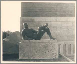 Ruhender Athlet, 1935, Bronze auf Travertin-Plinthe