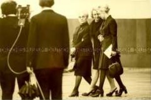 Lotte Ulbricht, Margot Honecker und Beate Ulbricht im Trauerzug für Walter Ulbricht