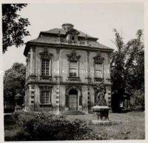 Das hunderttürmige Prag, Villa Amerika, Gartenseite
