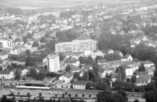 Bad Krozingen: Bahnhof von Westen, und Wohnblock mit Stadt