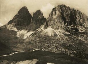 Italien. Südtirol. Ansicht der Großen Dolomitenstraße und der Langkofelgruppe vom ol Rodella aus gesehen