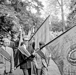 Tag der Deutschen Einheit: Feierstunde: Naturbühne: Bürgerpark: Aufmarsch der Jugend der Landsmannschaften mit Fahnen: hinten Zuschauer, 17. Juni 1964