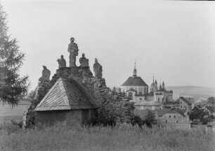 Polen. Schlesien. Albendorf. Heiligengruppe, im Hintergrund Wallfahrtskirche