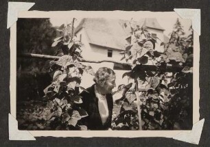 Gerty von Hofmannsthal im Garten vor Schloss Prielau