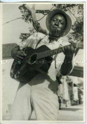 Rauchender Straßenmusiker mit Gitarre, Nassau
