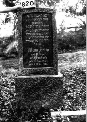 Grabstein 820 (Index: 99802361) Material: Granit, Granitplatte, poliert Zustand: sehr gut Maße HxBxT: 144x59x18 cm Beschreibung: Sockel, Stele mit Flachbogenabschluß, Inschriftenplatte Besonderheit: Endreim: Grabstein 820