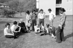 Freiburg: Gruppe internationaler Studenten im Hof der Thomas Morus Burse