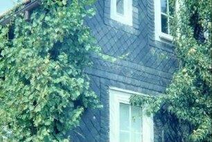 Detail Wohnhaus in der Neuhäuser Str. 3 mit Schieferrosetten