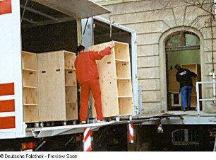 Anlieferung der fahrbaren Buch-Transportbehälter in der Marienallee